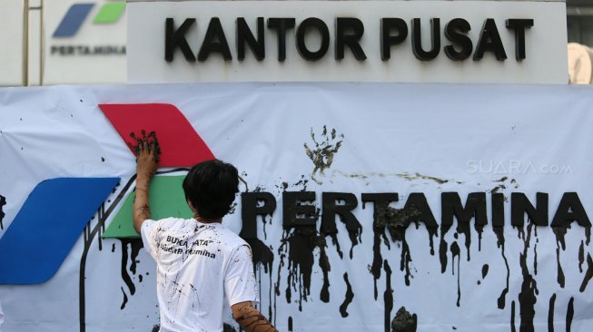 Massa yang tergabung dalam Koalisi Organisasi Masyarakat Sipil (KORMAS) menggelar aksi treatikal di depan Kantor Pusat Pertamina, Jakarta, Rabu (18/9). [Suara.com/Arya Manggala]