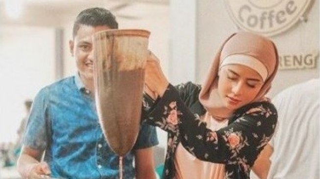 Liburan ke Aceh, Begini Potret Awkarin dalam Balutan Hijab