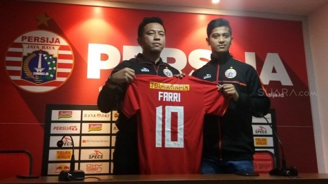 Direktur Marketing dan Bisnis Persija Jakarta, Andika Suskmana (kiri) dan pemain baru klub, Syaffarizal Agri saat jumpa pers di Kantor Persija, Rabu (18/9/2019). [Suara.com / Adie Prasetyo Nugraha]