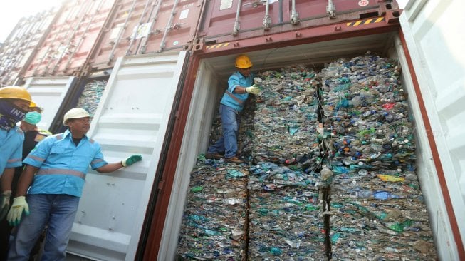 Petugas menunjukkan kontainer berisi sampah plastik yang mengandung limbah beracun B3 di Terminal Peti Kemas Koja, Jakarta Utara, Rabu (18/9). [Suara.com/Arya Manggala]