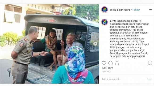 Pengemis tua dijemput seorang wanita - (Instagram/@berita_bojonegoro)