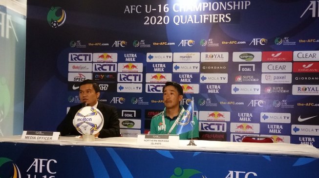 Pelatih Kepulauan Mariana Utara Mita Michiteru (kanan) dalam jumpa pers seusai pertandingan melawan timnas Indonesia U-16 di Stadion Madya, Senayan, Rabu (18/9/2019). (Adie Prasetyo Nugraha/suara.com).