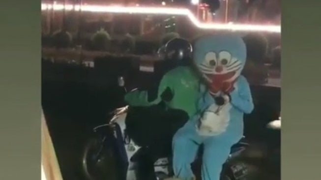 Viral Doraemon Naik Ojek Online, Warganet: Baling-Baling Bambu Rusak?