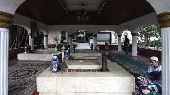 Pengunjung berziarah di kompleks Makam Pangeran Jayakarta, Jakarta, Rabu (18/9). [Suara.com/Angga Budhiyanto]
