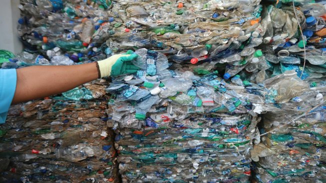 Petugas menunjukkan kontainer berisi sampah plastik yang mengandung limbah beracun B3 di Terminal Peti Kemas Koja, Jakarta Utara, Rabu (18/9). [Suara.com/Arya Manggala]