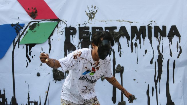 Massa yang tergabung dalam Koalisi Organisasi Masyarakat Sipil (KORMAS) menggelar aksi treatikal di depan Kantor Pusat Pertamina, Jakarta, Rabu (18/9). [Suara.com/Arya Manggala]