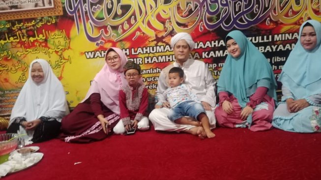 Daus Mini bersama istri, Shelvie Hana dan Gus Anom. [Instagram]