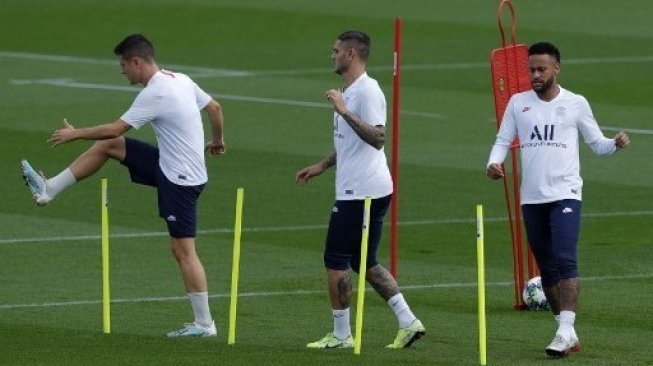 Pemain Paris Saint-Germain Neymar (kanan) dan Mauro Icardi (tengah) melakukan pemanasan sebelum latihan menjelang laga menghadapi Real Madrid di fase grup A Liga Champions. GEOFFROY VAN DER HASSELT / AFP