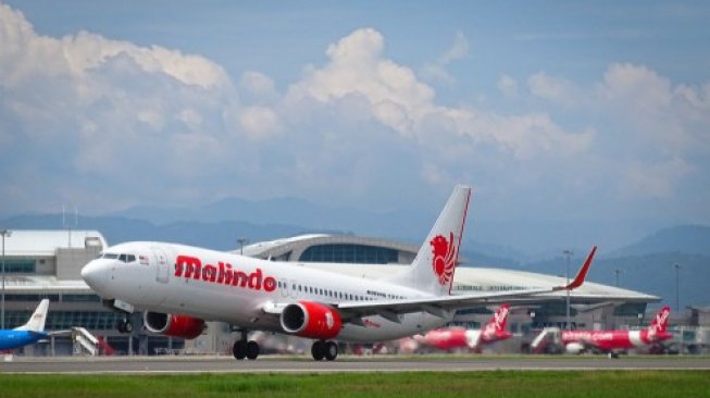 Sebuah pesawat Malindo Air sedang tinggal landas. [Shutterstock]