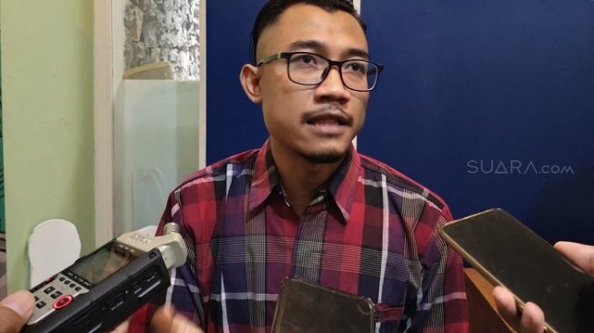 Deputi Direktur Eksekutif Daerah Walhi Riau, Fandi Rahman saat ditemui di Kantor Walhi Nasional, Jakarta Selatan, Rabu (18/9/2019). (Suara.com/Ria Rizki).