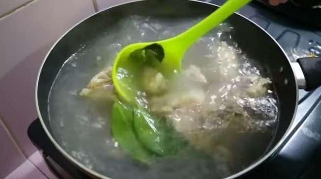 Cara membuat Sop Konro Makassar. (Youtube/Dapur Adis)