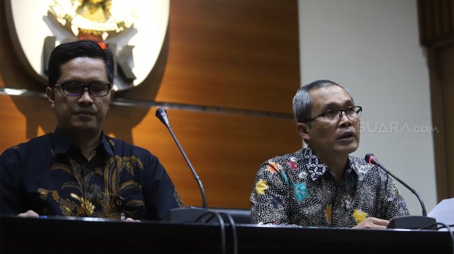 Wakil Ketua KPK Alexander Narwata (kanan) didampingi juru bicara KPK Febry Diansyah gelar jumpa pers di Gedung KPK, Jakarta, Rabu (18/9).  [Suara.com/Angga Budhiyanto]