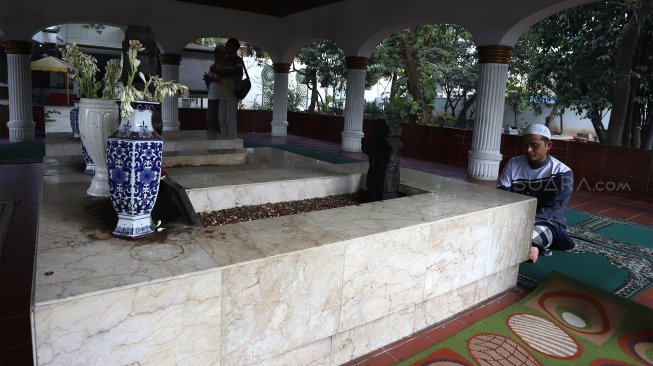 Pengunjung berziarah di kompleks Makam Pangeran Jayakarta, Jakarta, Rabu (18/9). [Suara.com/Angga Budhiyanto]
