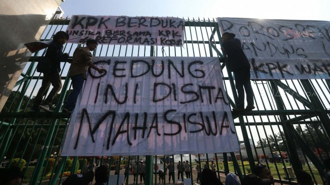 Sejumlah mahasiswa dari berbagai kampus menggelar demonstrasi di Gedung DPR, Jakarta, Kamis (19/9). [Suara.com/Arya Manggala]