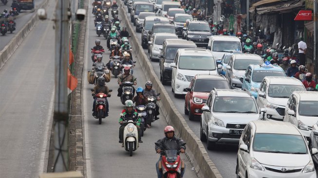 Sejumlah kendaraan melintas di jalur bus Transjakarta yang terpasang kamera pengawas (CCTV) di kawasan Pasar Rumput, Jakarta, Kamis (19/9). [Suara.com/Angga Budhiyanto]