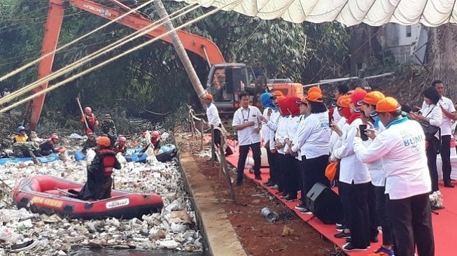 Aksi bersih-bersih di Sungai Cipakancilan Bogor. (Suara.com/Ummi Saleh)