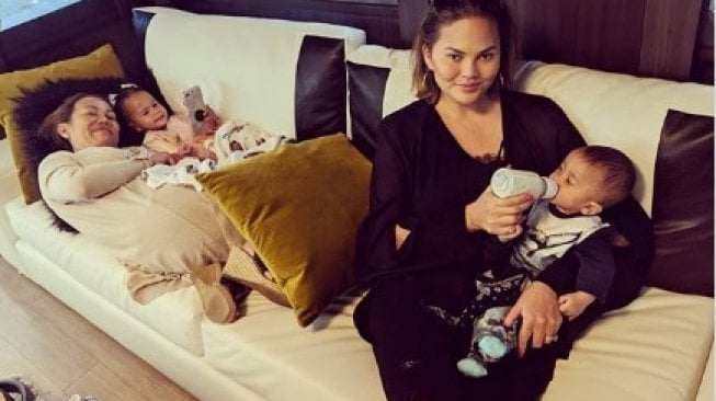 Chrissy Teigen menyusui anaknya dari botol dot. (Instagram/@johnlegend)