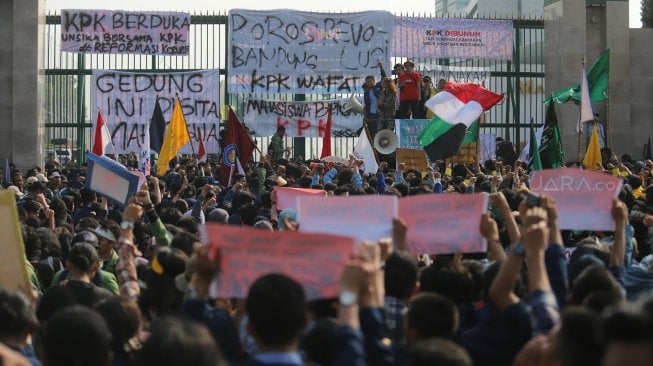 Sejumlah mahasiswa dari berbagai kampus menggelar demonstrasi di Gedung DPR, Jakarta, Kamis (19/9). [Suara.com/Arya Manggala]