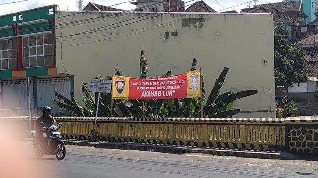 Spanduk Imbauan Parkir Ini Hanya Bisa Dimengerti Warga Malang, Kenapa?