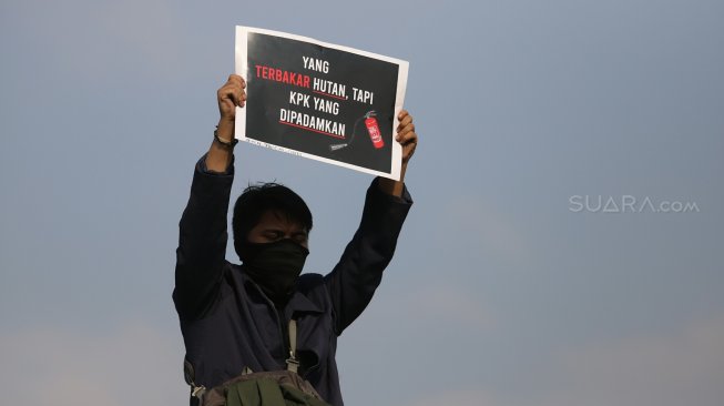 Sejumlah mahasiswa dari berbagai kampus menggelar demonstrasi di Gedung DPR, Jakarta, Kamis (19/9). [Suara.com/Arya Manggala]