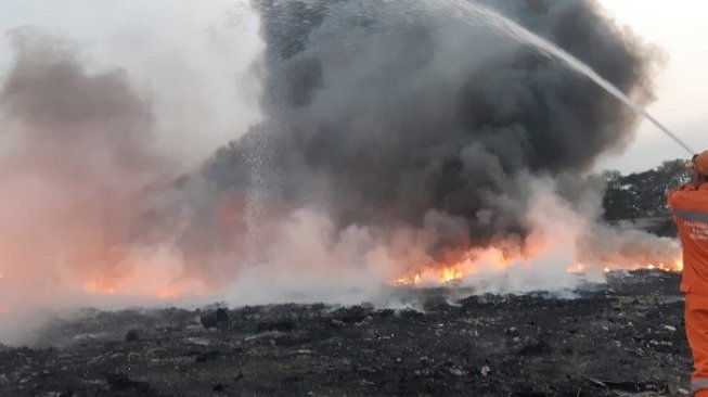 Pabrik plastik di kawasan Jakarta Barat terbakar. (Dokumentasi Sudin Damkar Jakbar).