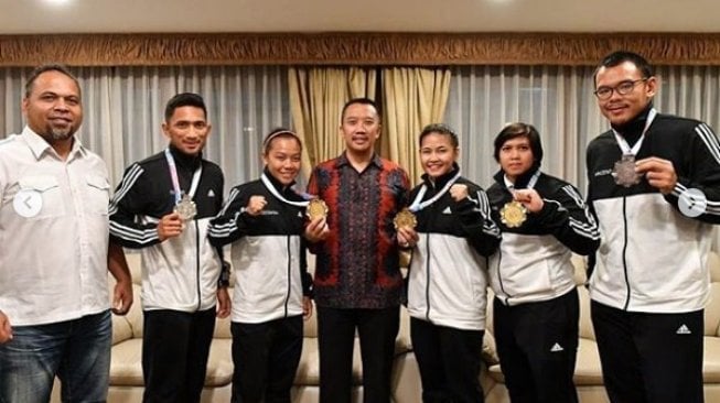 Legenda judo Indonesia yang juga menjabat Ketua Umum Sambo, Krisna Bayu (kiri), bersama Tim Sambo Indonesia diterima Menpora Imam Nahrawi (tengah) di rumah dinasnya di komplek Widya Chandra, Jakarta, Selasa (17/9/2019) malam. [Instagram/imamnahrawi]