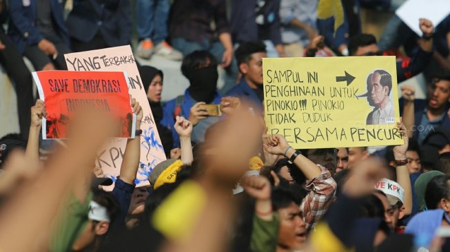 Sejumlah mahasiswa dari berbagai kampus menggelar demonstrasi di Gedung DPR, Jakarta, Kamis (19/9). [Suara.com/Arya Manggala]