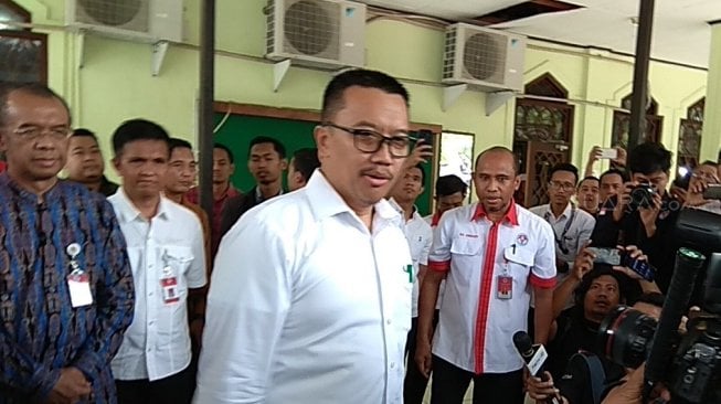 Imam Nahrawi usai menunaikan salat Dzuhur di Masjid Kemenpora, Senayan, Jakarta, Kamis (19/9/2019). [Suara.com/Arief Apriadi]