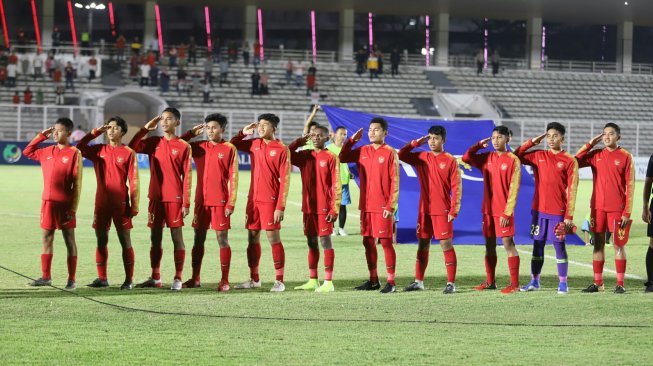 Pemain Timnas Indonesia U-16 menyanyikan lagu Indonesia Raya sebelum pertandingan melawan Timnas Kepulauan Mariana Utara pada Kualifikasi Piala AFC U-16 2020 di Stadion Madya, Jakarta, Rabu (18/9). Timnas Indonesia U-16 menang dengan skor 15-1. [Suara.com/Arya Manggala]