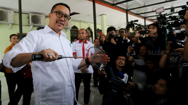 Menpora Imam Nahrawi beraktivitas saat menghadiri acara perpisahan dengan pejabat Kemenpora di Jakarta, Kamis (19/9). [Suara.com/Arya Manggala]
