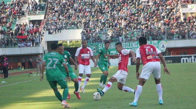 Gelandang Persipura, Muhammad Tahir., berduel dengan pemain PSS Sleman di Stadion Maguwoharjo, Sleman, Kamis (19/9/2019). (Suara.com/Irwan Febri Rialdi).