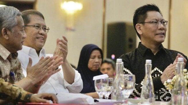 Menteri Komunikasi dan Informatika (Menkominfo) Rudiantara (kemeja putih).