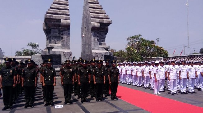 TNI Ziarah ke Makam Bung Karno dan Gus Dur