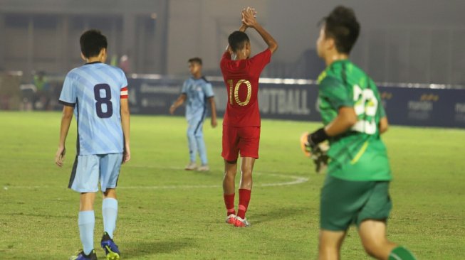 Pemain Timnas Indonesia U-16 Marselino Ferdinan usai mencetak gol ke gawang Timnas Kepulauan Mariana Utara pada Kualifikasi Piala AFC U-16 2020 di Stadion Madya, Jakarta, Rabu (18/9). Timnas Indonesia U-16 menang dengan skor 15-1. [Suara.com/Arya Manggala]