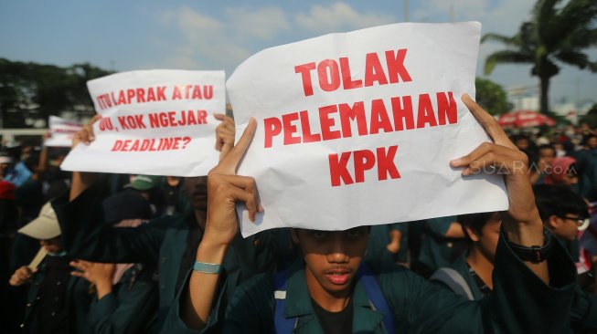 Sejumlah mahasiswa dari berbagai kampus menggelar demonstrasi di Gedung DPR, Jakarta, Kamis (19/9). [Suara.com/Arya Manggala]