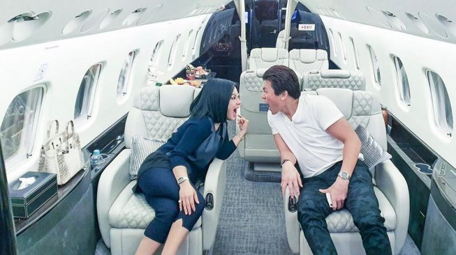 Syahrini dan Reino Barack naik jet pribadi. [Instagram]