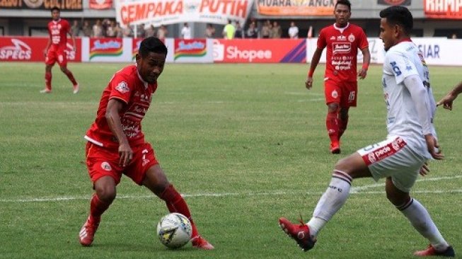 Pesepak bola Bali United Haudi Abdillah (kanan) berusaha menghadang pesepak bola Persija Jakarta Rizki Ramdani Lestaluhu (kiri) pada laga pertandingan Liga 1, di Stadion Patriot Candrabhaga, Bekasi, Jawa Barat, Kamis (19/9/2019). Pada laga pertandingan tersebut tuan rumah Persija Jakarta dikalahkan Bali United dengan skor akhir 0-1. ANTARA FOTO/Risky Andrianto/foc.