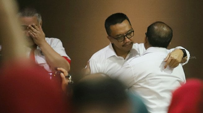 Menpora Imam Nahrawi berpelukan dengan pejabat Kemenpora pada acara perpisahan di Jakarta, Kamis (19/9). [Suara.com/Arya Manggala]