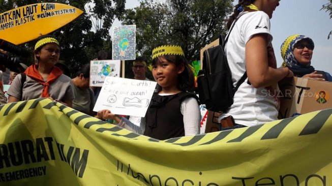 Sekelompok lembaga swadaya masyarakat atau LSM yang tergabung dalam Climate Strike menyerukan darurat iklim. (Suara.com/Shifa Audia)