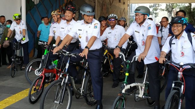 Gubernur Jakarta Anies Baswedan beserta sejumlah pejabat Pemprov DKI menggelar uji coba jalur sepeda dari Stadion Velodrome Rawamangun, Jakarta Timur, menuju ke Balai Kota, Jakarta Pusat, Jumat (20/9/2019). (Suara.com/Fakhri Fuadi)