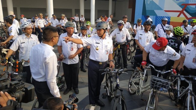 Gubernur Jakarta Anies Baswedan beserta sejumlah pejabat Pemprov DKI menggelar uji coba jalur sepeda dari Stadion Velodrome Rawamangun, Jakarta Timur, menuju ke Balai Kota, Jakarta Pusat, Jumat (20/9/2019). (Suara.com/Fakhri Fuadi)