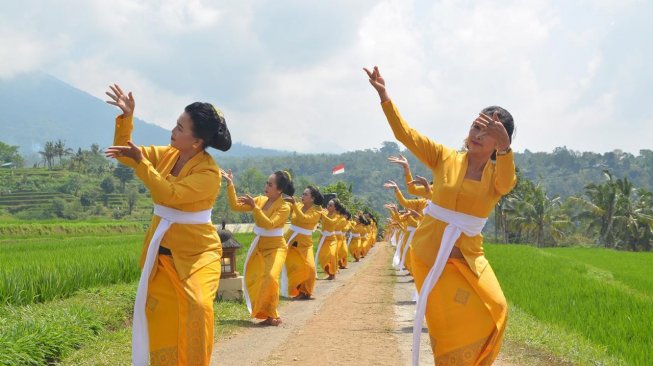 Penari Rejang Kesari di Festival Jatiluwih 2019. [Istimewa]