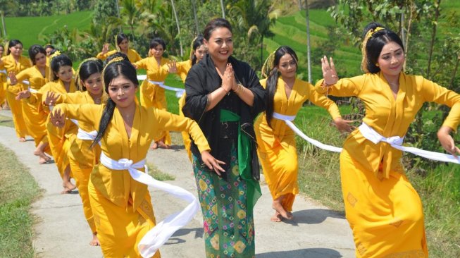 Rejang Kesari Massal Buka Festival Jatiluwih 2019