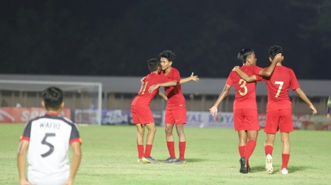 Pemain Timnas Indonesia U-16 melakukan selebrasi usai mencetak gol ke gawang Timnas Brunei Darussalam U-16 pada laga Kualifikasi Piala AFC U-16 2020 di Stadion Madya, Jakarta, Jumat (20/9). Timnas Indonesia U-16 menang dengan skor 8-0. [Suara.com/Arya Manggala]