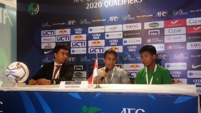 Pelatih Timnas Indonesia U-16 Bima Sakti (tengah) dan pemainnya Kadek Arel Priyatna (kanan) dalam jumpa pers usai pertandingan melawan Brunei Darussalam, Jumat (20/9/2019). (Adie Prasetyo Nugraha/suara.com).