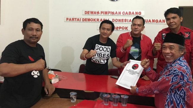 Komedian Nurul Qomar resmi mendaftarkan diri dalam penjaringan bakal calon Wali Kota-Wakil Wali Kota Depok yang digelar DPC PDI Perjuangan Kota Depok. [Dokumen DPC PDIP Depok]