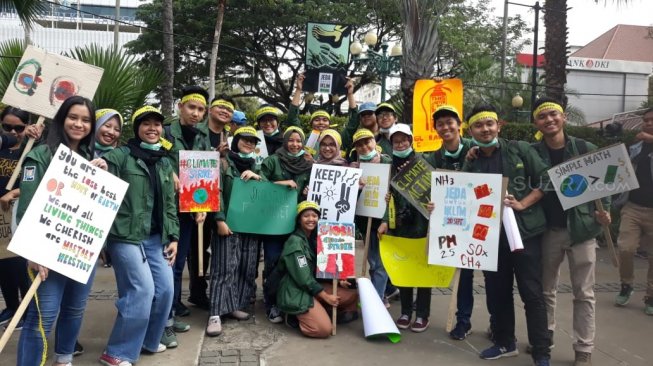 Sekelompok lembaga swadaya masyarakat atau LSM yang tergabung dalam Climate Strike menyerukan darurat iklim. (Suara.com/Shifa Audia)