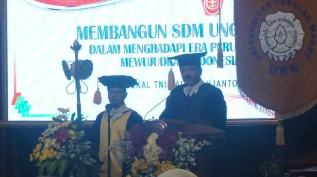 Terima Gelar Doktor Kehormatan dari UNS, Panglima TNI Bahas Bonus Demografi