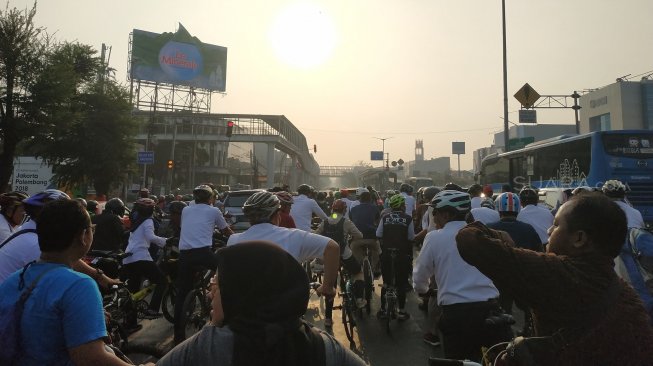 Gubernur Jakarta Anies Baswedan beserta sejumlah pejabat Pemprov DKI menggelar uji coba jalur sepeda dari Stadion Velodrome Rawamangun, Jakarta Timur, menuju ke Balai Kota, Jakarta Pusat, Jumat (20/9/2019). (Suara.com/Fakhri Fuadi)