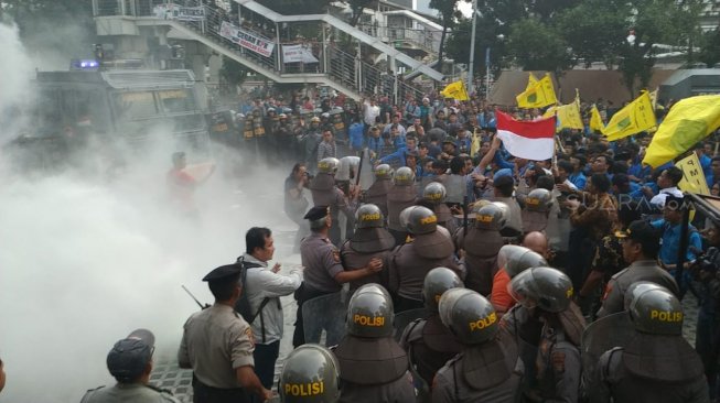 Demo Mahasiswa di Makassar Rusuh, Polisi Tembak Gas Air Mata, Asap Mengepul